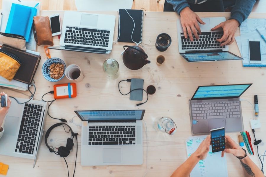 Team al lavoro in ufficio moderno