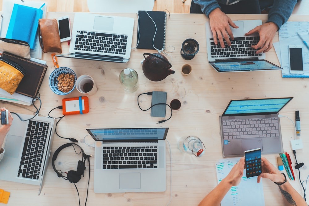 Team al lavoro in ufficio moderno
