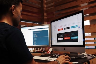 Team aziendale al lavoro su progetto web in ufficio